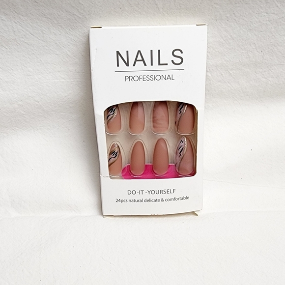 24 Pieces Fake Press On Nails - Picture 4 of 6